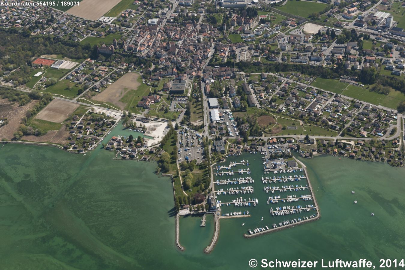 Estavayer, Blick vom Neuenburgersee her Richtung NE. Im Vordergrund 'Port de Portalban'.